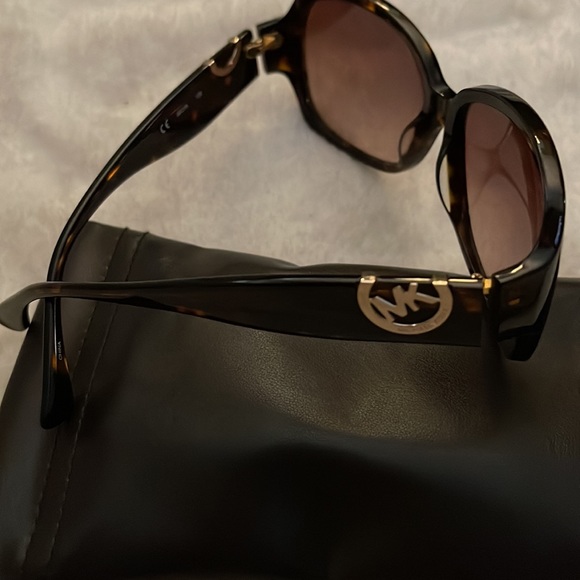 New w/o tags Michael Kors sunglasses with case - Picture 2 of 2